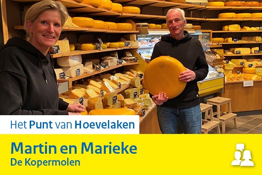 Afbeelding van Martin en Marieke van de Kopermolen. Poserend met kaas in hun landwinkel. 